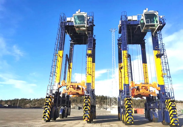 浙江湖州跨运车的吊具是怎么精准对准集装箱的