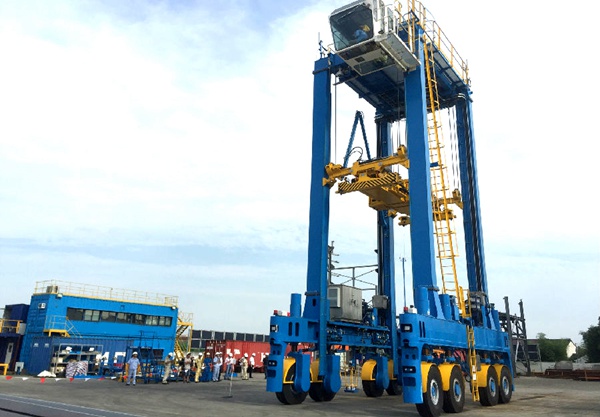 相比轮胎式龙门吊，集装箱跨运的效率优势和局限性分别是什么