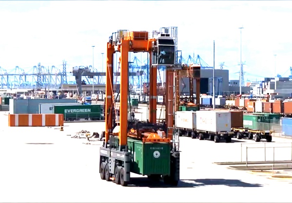 江苏连云港40吨集装箱跨运车对位精度及作业效率 